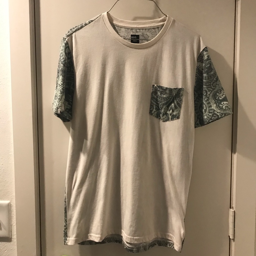 ✨2/$10 | Urban Outfitters T-shirt